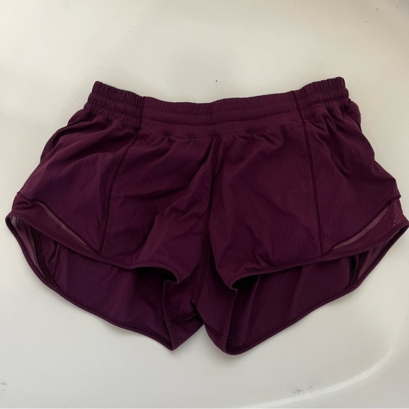 Lululemon Hotty Hot 2.5” short in Regal plum - size 12 - Picture 2 of 4